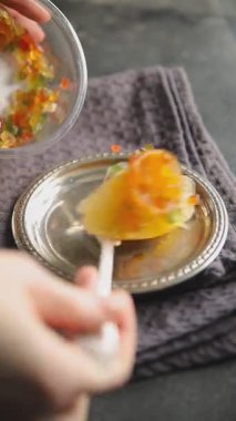 Şekerli kabuk ve meyve portakalı, kumkat, mandalina, kiraz, mango ve diğer meyveler şeker kaplı taze lezzetli yemek arkaplanı masanın kırsal kesiminde bulunan lezzetli gurme yiyecek üst görünüm alanı