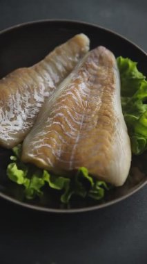 Beyaz balıklı fileto çiğ deniz ürünleri taze lezzetli yemekler lezzetli gurme yemek arka planda sofrada kırsal yiyecekler üst görünümde fotokopi alanı pesseeter diyet