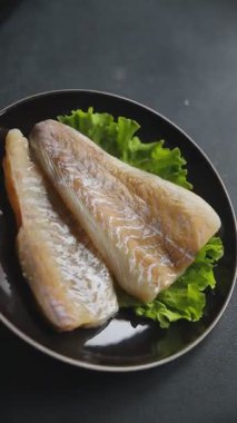 Beyaz balıklı fileto çiğ deniz ürünleri taze lezzetli yemekler lezzetli gurme yemek arka planda sofrada kırsal yiyecekler üst görünümde fotokopi alanı pesseeter diyet