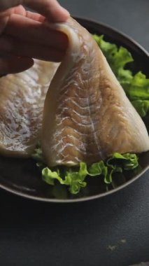 Beyaz balıklı fileto çiğ deniz ürünleri taze lezzetli yemekler lezzetli gurme yemek arka planda sofrada kırsal yiyecekler üst görünümde fotokopi alanı pesseeter diyet