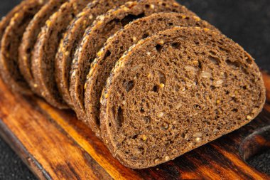 Mısır gevreği parçaları tam tahıllı ekmek ürünleri taze lezzetli yemekler lezzetli gurme yemek arka planı masa kırsal gıdalar üst görünüm fotokopi alanı