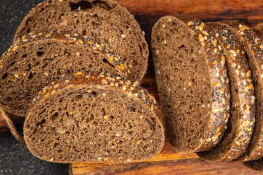 Mısır gevreği parçaları tam tahıllı ekmek ürünleri taze lezzetli yemekler lezzetli gurme yemek arka planı masa kırsal gıdalar üst görünüm fotokopi alanı