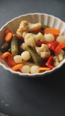 Marinelenmiş sebzeler salata, salatalık, biber, havuç, karnabahar, soğan taze lezzetli yemek gurmesi masanın üzerinde rustik yemek üst görüşü fotokopi alanı vejetaryen ve vejetaryen yemekleri karıştırır.