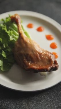 Ördek bacağı fırında kuş eti taze lezzetli yemek gurme yemek arka planı masa rustik gıda üst görünüm fotokopi alanı