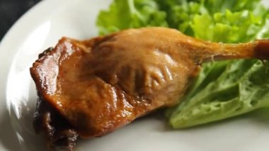 Ördek bacağı fırında kuş eti taze lezzetli yemek gurme yemek arka planı masa rustik gıda üst görünüm fotokopi alanı