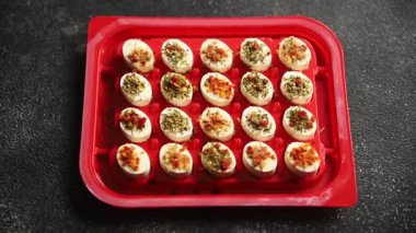 Peynirli meze, sebzeli, domatesli yumuşak peynir taze, lezzetli yemek arkaplanı masanın kırsal kesiminde leziz yemek arkaplanı fotokopi odası