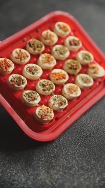 Peynirli meze, sebzeli, domatesli yumuşak peynir taze, lezzetli yemek arkaplanı masanın kırsal kesiminde leziz yemek arkaplanı fotokopi odası