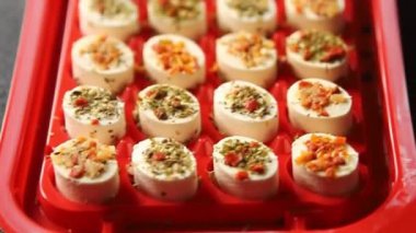 Peynirli meze, sebzeli, domatesli yumuşak peynir taze, lezzetli yemek arkaplanı masanın kırsal kesiminde leziz yemek arkaplanı fotokopi odası