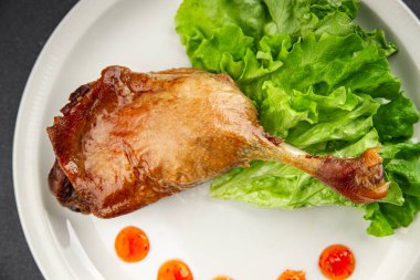 Ördek bacağı fırında kuş eti taze lezzetli yemekler lezzetli gurme yemek arka planı masa kırsal yiyeceklerin üst görünümü fotokopi alanı