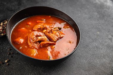 Domates çorbası, sebze, gulaş, taze yemek, gurme yemek arka planı, kırsal yiyecekler, fotokopi alanı.