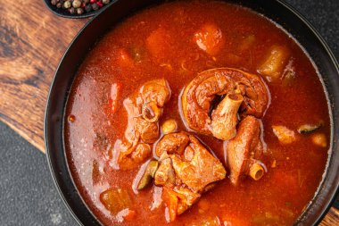 Domates çorbası, sebze, gulaş, taze yemek, gurme yemek arka planı, kırsal yiyecekler, fotokopi alanı.