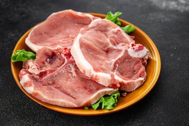 Kemiklerdeki çiğ domuz eti taze yemek lezzetli gurme yemek arkaplanı masa rustik yemek üst görünüm fotokopi alanı