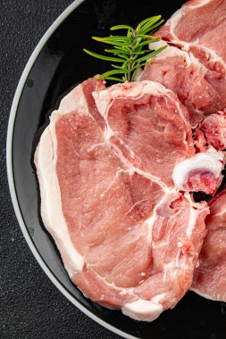 Kemiklerdeki çiğ domuz eti taze yemek lezzetli gurme yemek arkaplanı masa rustik yemek üst görünüm fotokopi alanı