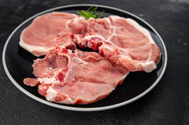 Kemiklerdeki çiğ domuz eti taze yemek lezzetli gurme yemek arkaplanı masa rustik yemek üst görünüm fotokopi alanı