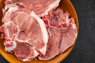 Kemiklerdeki çiğ domuz eti taze yemek lezzetli gurme yemek arkaplanı masa rustik yemek üst görünüm fotokopi alanı