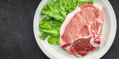 Kemiklerdeki çiğ domuz eti taze yemek lezzetli gurme yemek arkaplanı masa rustik yemek üst görünüm fotokopi alanı