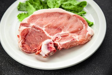 Kemiklerdeki çiğ domuz eti taze yemek lezzetli gurme yemek arkaplanı masa rustik yemek üst görünüm fotokopi alanı