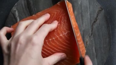 somon balığı çiğ taze deniz ürünleri taze lezzetli yemekler sofrada gurme yemek üst görünüm fotokopi alanı pesseeter diyet vejetaryen gıdalar