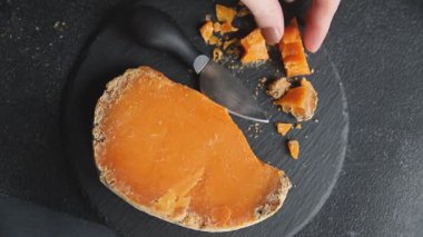 Mimolette peyniri ya da çedar peyniri. Lezzetli yemekler. Yemek arkaplanı.