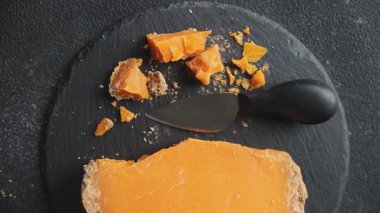 Mimolette peyniri ya da çedar peyniri. Lezzetli yemekler. Yemek arkaplanı.