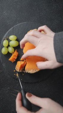 Mimolette peyniri ya da çedar peyniri. Lezzetli yemekler. Yemek arkaplanı.