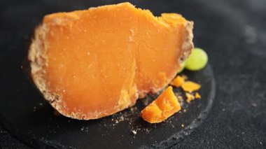 Mimolette peyniri ya da çedar peyniri. Lezzetli yemekler. Yemek arkaplanı.
