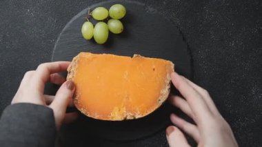 Mimolette peyniri ya da çedar peyniri. Lezzetli yemekler. Yemek arkaplanı.