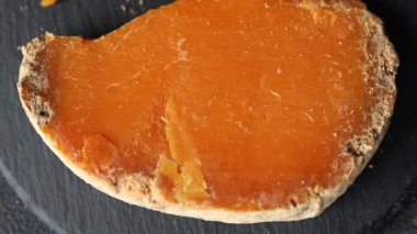 Mimolette peyniri ya da çedar peyniri. Lezzetli yemekler. Yemek arkaplanı.
