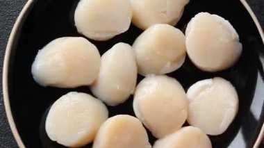 Çiğ deniz tarağı deniz ürünleri taze lezzetli yiyecek gurme yemek arka planda sofrada rustik yiyecekler üst manzara fotokopi uzay vejetaryen yemekleri 