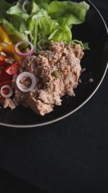 Salata, ton balığı, taze sebze, deniz ürünleri, lezzetli yemekler, gurme yemek, masa, kırsal yiyecekler, fotokopi, vejetaryen diyeti.