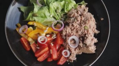 Salata, ton balığı, taze sebze, deniz ürünleri, lezzetli yemekler, gurme yemek, masa, kırsal yiyecekler, fotokopi, vejetaryen diyeti.