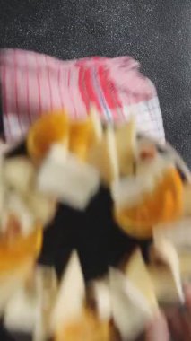 Peynir tabağı sert peynir, yumuşak peynir, meyve taze lezzetli yemek gurmesi sofrada kırsal yiyecekler üst görünümde fotokopi alanı.