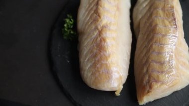 Çiğ balık fileto deniz ürünleri beyaz balık taze lezzetli yemek gurme yemek arka plan masa rustik gıda üst görünüm fotokopi alanı pesseeter diyet