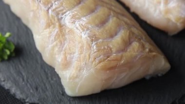 Çiğ balık fileto deniz ürünleri beyaz balık taze lezzetli yemek gurme yemek arka plan masa rustik gıda üst görünüm fotokopi alanı pesseeter diyet