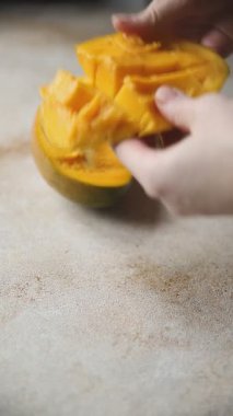 Mango taze kesilmiş egzotik meyve lezzetli yemek gurme yemek arka planda masa rustik gıda üst görünüm fotokopi alanı vejetaryen ve vejetaryen gıda