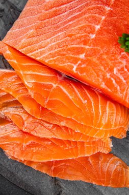 çiğ somon balığı taze deniz ürünleri taze lezzetli yemek lezzetli gurme yemek arkaplan masanın üzerinde kırsal yemek üst görünüm fotokopi alanı pesseeter diyet