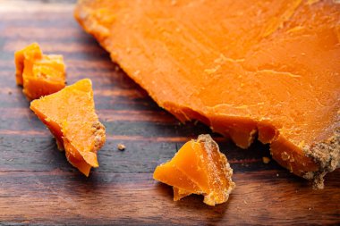 Mimolette peyniri ya da çedar peyniri taze lezzetli yemek arkaplanı masanın kırsal kesiminde lezzetli gurme yemek üst görünümü fotokopi alanı