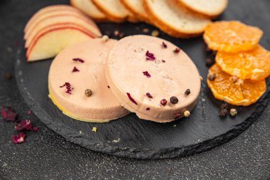 Kaz ciğeri ciğeri ciğeri. Fransız mutfağı. Lezzetli yemekler.