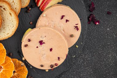 Kaz ciğeri ciğeri ciğeri. Fransız mutfağı. Lezzetli yemekler.