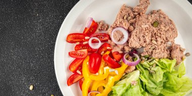 Ton balığı salatası taze sebzeler ve deniz ürünleri lezzetli yemekler sofrada lezzetli yemekler üst görüşü fotokopi alanı keto ve paleo diyeti ve pesseeter diyet.