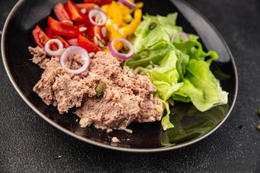 Ton balığı salatası taze sebzeler ve deniz ürünleri lezzetli yemekler sofrada lezzetli yemekler üst görüşü fotokopi alanı keto ve paleo diyeti ve pesseeter diyet.