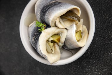 Ringa balıklı rulo soğan ve turşu aperatif taze yemek gurme yemek arka plan masa rustik gıda üst görünüm fotokopi uzay vejetaryen diyet