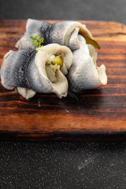 Ringa balıklı rulo soğan ve turşu aperatif taze yemek gurme yemek arka plan masa rustik gıda üst görünüm fotokopi uzay vejetaryen diyet