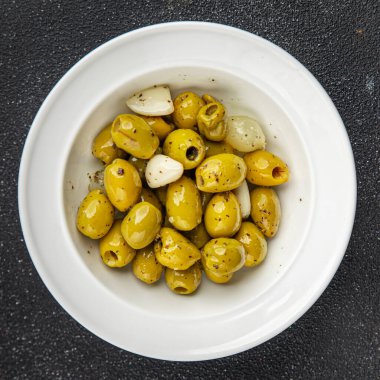 Zeytin Akdeniz usulü atıştırmalık sarımsaklı aperatif taze leziz yemek arka planda sofraya konmuş rustik yiyecekler fotokopi alanı vejetaryen ve vejetaryen yemekleri.
