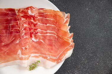 Et jamon iberico ya da Serrano aperatifi. Lezzetli yemekler. Yemek arkaplanı.