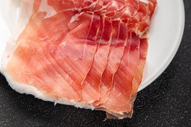 Et jamon iberico ya da Serrano aperatifi. Lezzetli yemekler. Yemek arkaplanı.