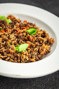 Pirinç mercimek ve sebzeler atıştırmalıklar taze lezzetli yemekler vejetaryen yiyecekler et gurmesi yemek yok masada kırsal yiyecekler üst görünümde fotokopi alanı