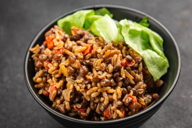 Pirinç mercimek ve sebzeler atıştırmalıklar taze lezzetli yemekler vejetaryen yiyecekler et gurmesi yemek yok masada kırsal yiyecekler üst görünümde fotokopi alanı