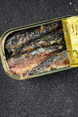 Uskumrular deniz ürünleri salatası yapabilir. Lezzetli yemekler. Yemek geçmişi.