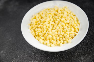 Rendelenmiş peynirli mozzarella pizza peyniri için nefis, lezzetli yemek gurmesi sofranın üstünde rustik yiyecekler fotokopi alanı.